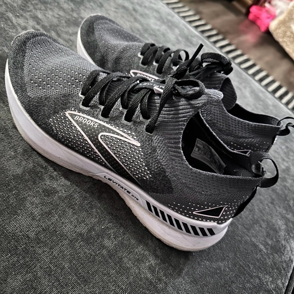 Women's brooks levitate size 8